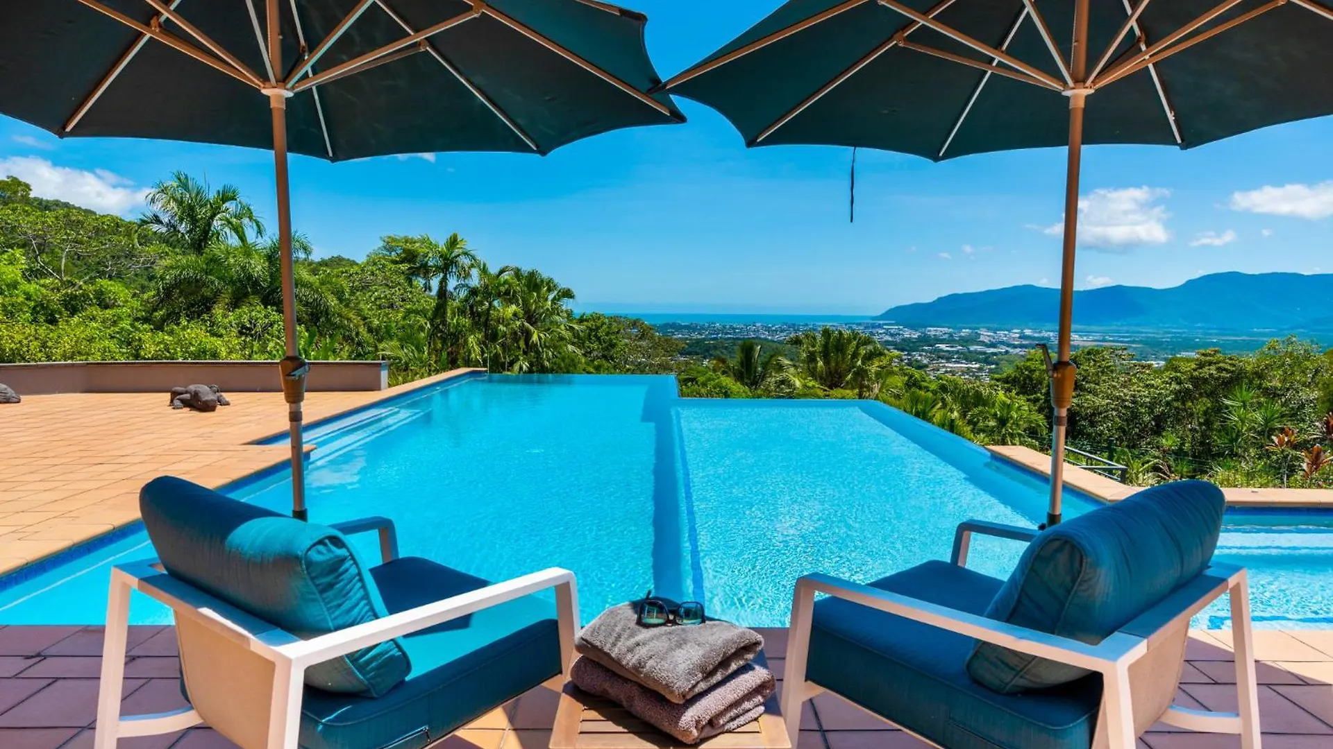 Barong Luxury Home Overlooking Cairns Unrivalled Privacy And Location Search Barong케언스